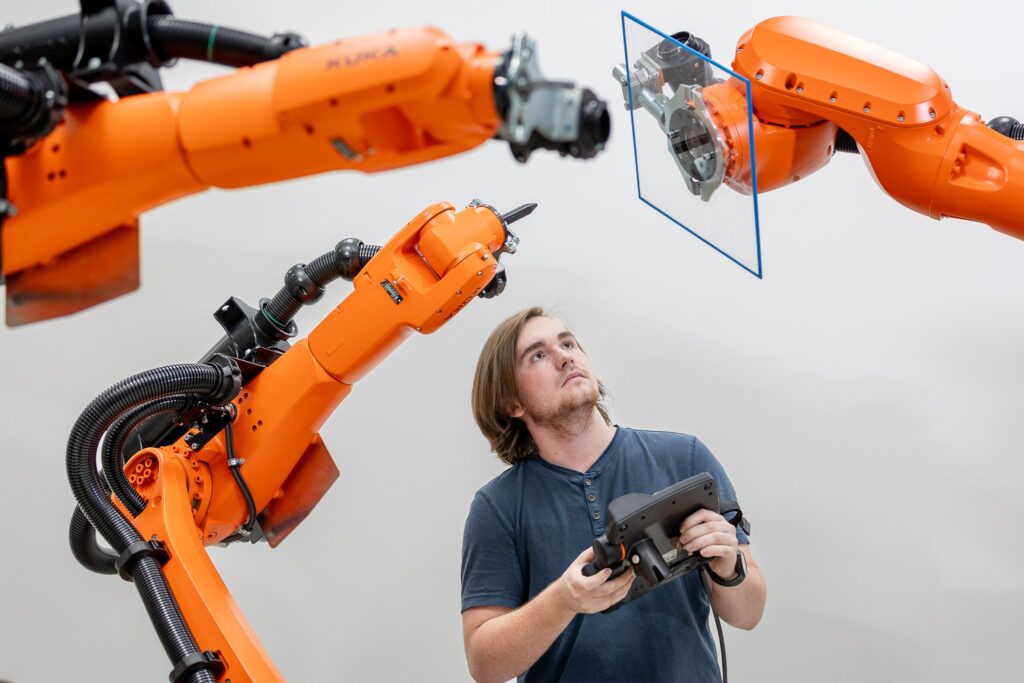 Operator and industrial robotic arms at Smart Factory